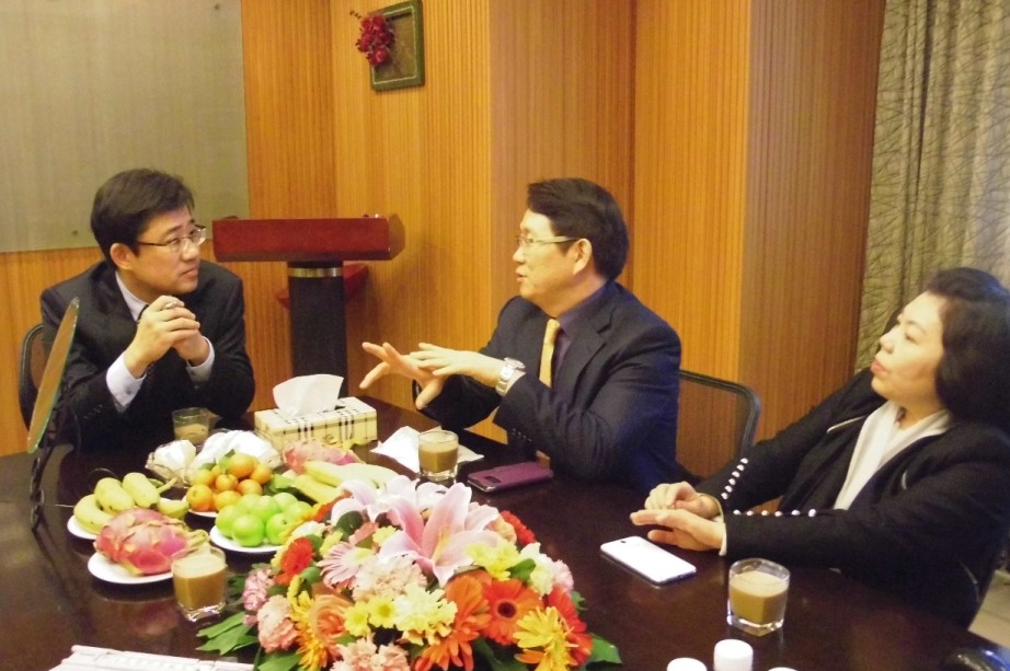 徐教授與林院長進(jìn)行交流.jpg