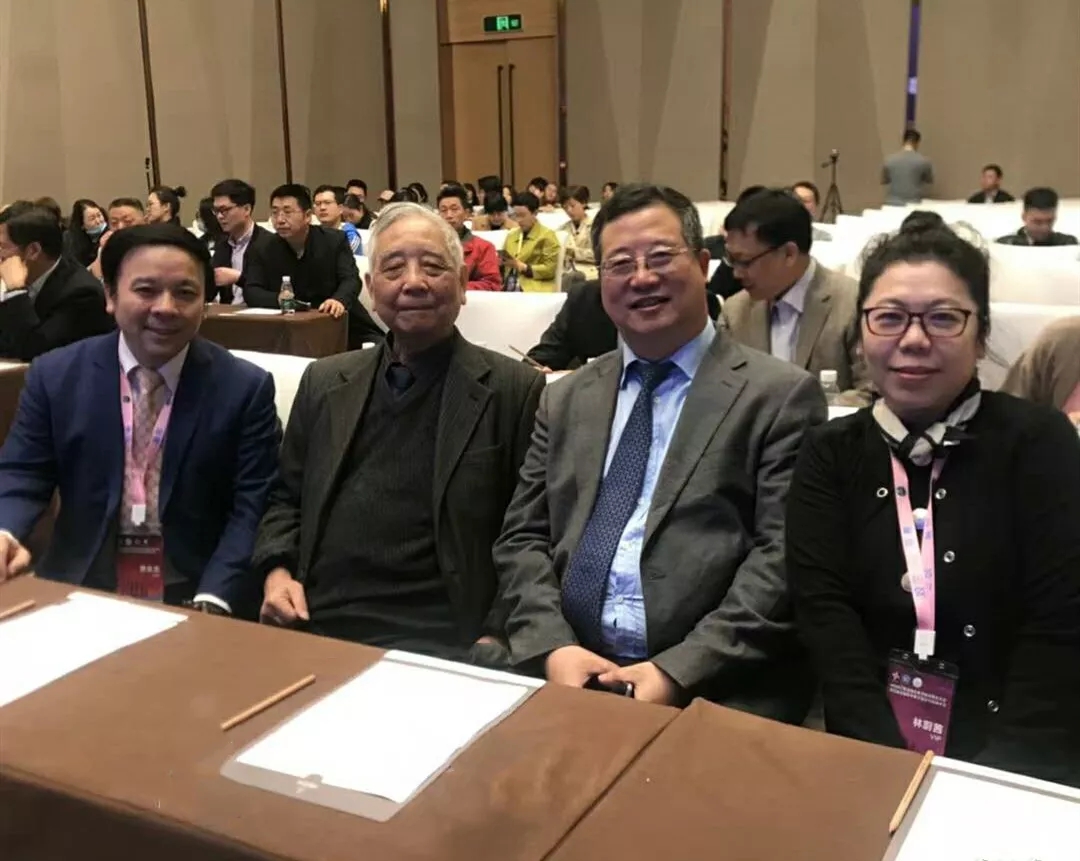 林蔚茜博士與專(zhuān)家合影