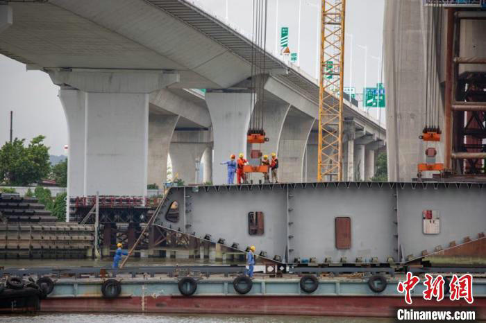 廣州南沙港鐵路跨西江斜拉橋順利合龍。廣鐵集團(tuán)供圖