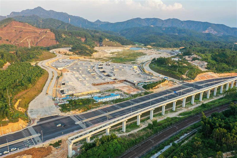 （經(jīng)濟(jì)）（4）廣東清遠(yuǎn)磁浮旅游專線修抵終點(diǎn)站