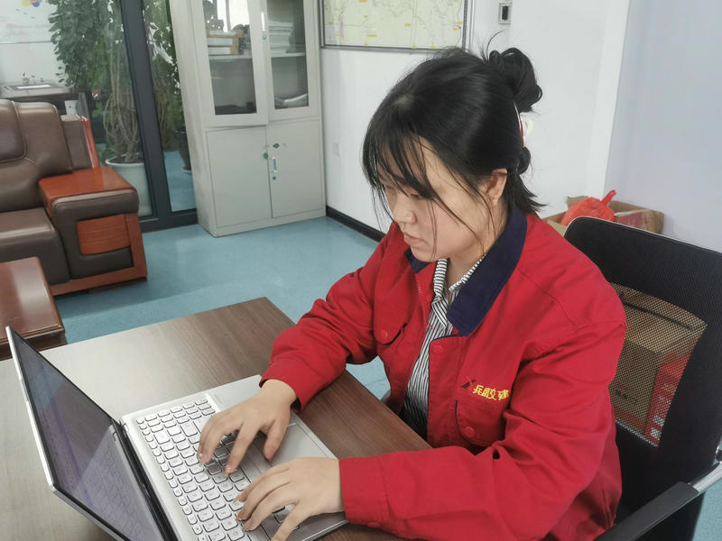 張雪艷正在核對農(nóng)民工工資